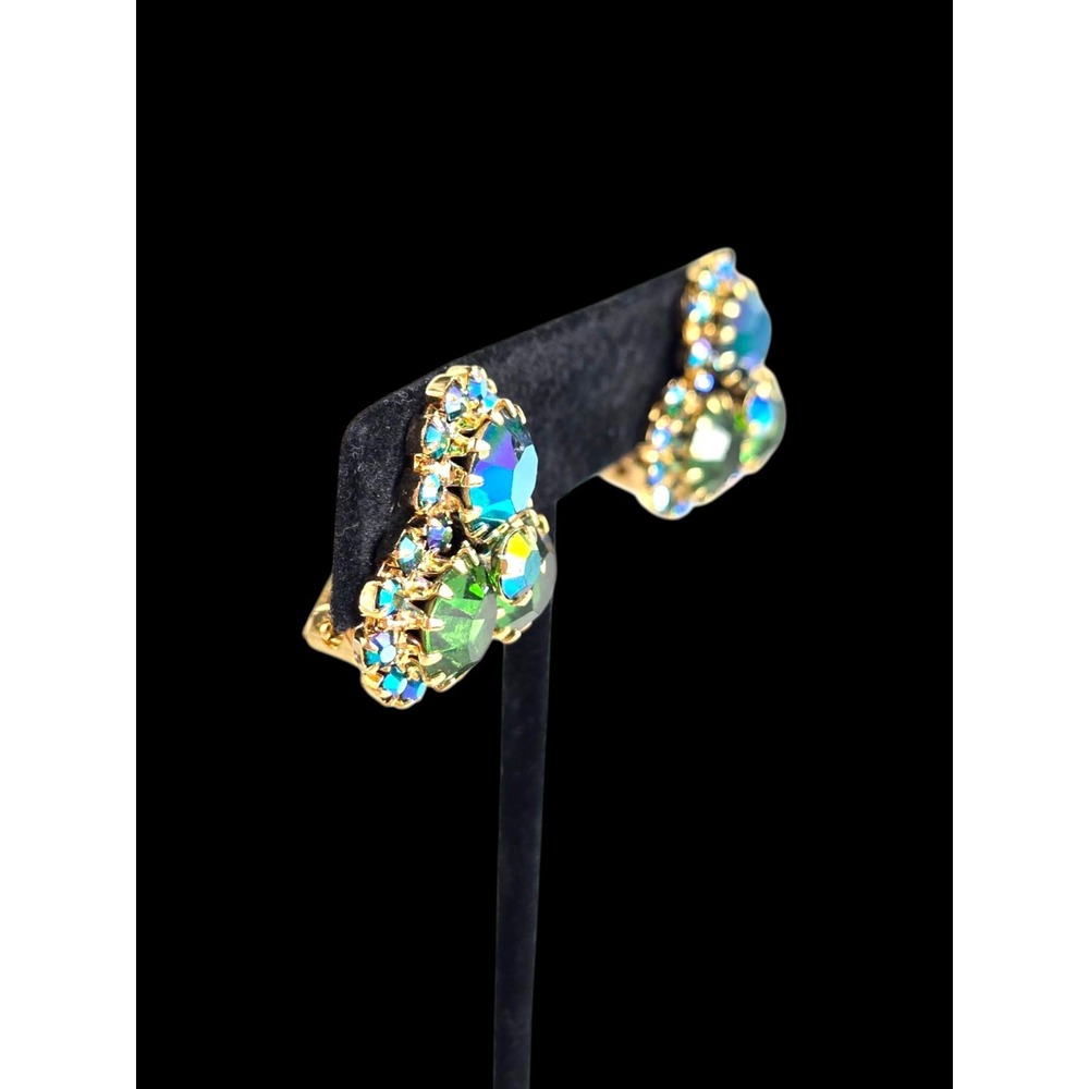 Vintage Kramer Emerald Green Blue AB Rinestone Gold Tone Cluster‎ Clip Earrings - Picture 2 of 11